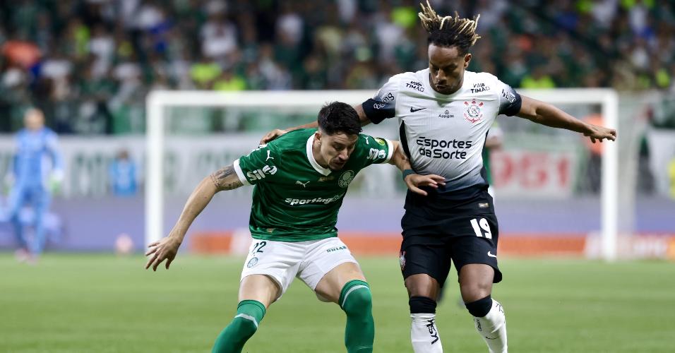 Flaco López, do Palmeiras, protege a bola, cercado por Carrillo, do Corinthians, em final do Paulistão no Allianz Parque