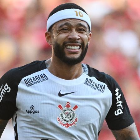 Memphis sentiu dores durante Flamengo x Corinthians pelo Brasileirão - ALEXANDRE BRUM/ENQUADRAR/ESTADÃO CONTEÚDO