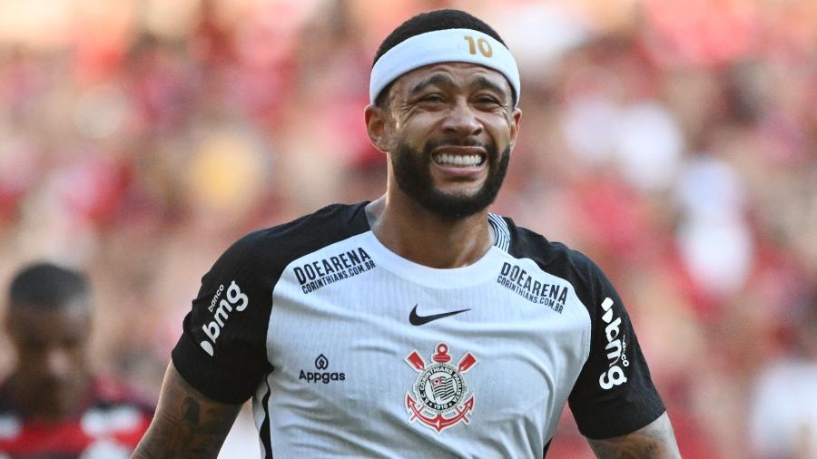 Memphis sente dores durante Flamengo x Corinthians pelo Brasileirão Memphis sente dores durante Flamengo x Corinthians pelo Brasileirão
