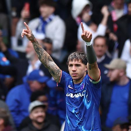  Enzo Fernandez, do Chelsea, comemora gol contra o Liverpool pelo Inglês