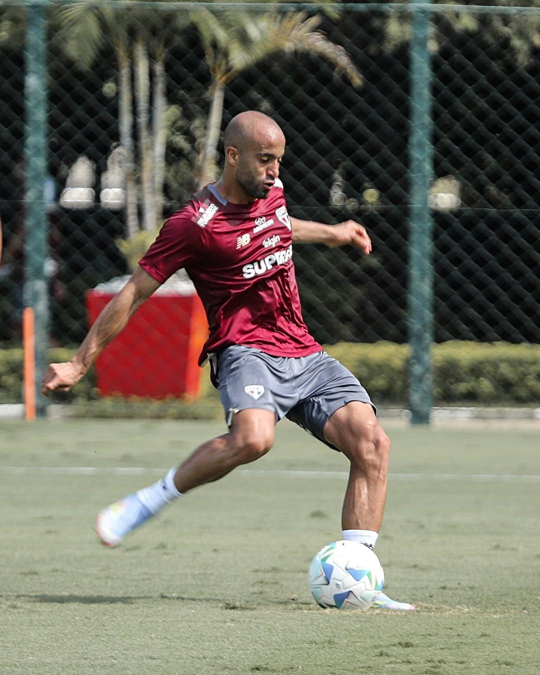 O meio-campista Lucas, do São Paulo, participou de treino com bola neste domingo.  - undefined