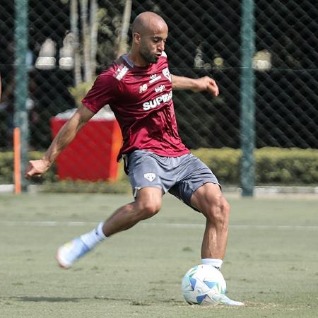 O meio-campista Lucas, do São Paulo, participou de treino com bola neste domingo - Divulgação - Instagram