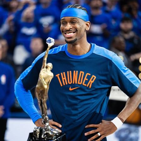 Shai Gilgeous-Alexander com o troféu de jogador mais valioso da NBA 2024/2025 Shai Gilgeous-Alexander com o troféu de jogador mais valioso da NBA 2024/2025