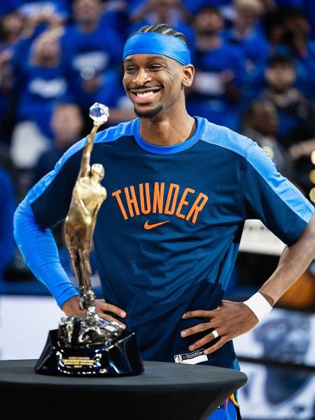 Shai Gilgeous-Alexander com o troféu de jogador mais valioso da NBA 2024/2025 Shai Gilgeous-Alexander com o troféu de jogador mais valioso da NBA 2024/2025