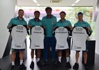 Hugo Souza presenteia companheiros de seleção com passagem pelo Corinthians