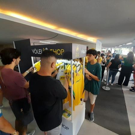 Torcedores da seleção de vôlei compram novas camisas do Brasil em estande no Maracanãzinho - Alexandre Araújo / UOL