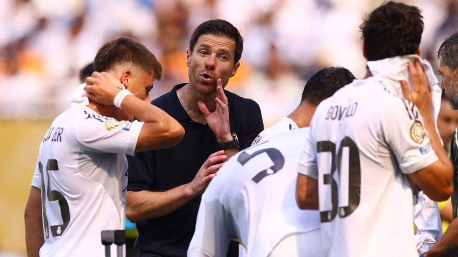 Xabi Alonso, técnico do Real Madrid, orienta os jogadores durante o empate com o Al-Hilal, pelo Mundial Xabi Alonso, técnico do Real Madrid, orienta os jogadores durante o empate com o Al-Hilal, pelo Mundial