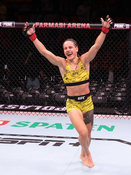 Julia Polastri comemora vitória no UFC Rio Julia Polastri comemora vitória no UFC Rio