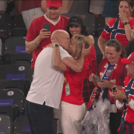 Técnico da Noruega comemorou vitória com beijo na esposa Técnico da Noruega comemorou vitória com beijo na esposa
