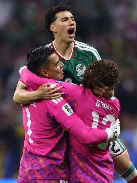 Jogadores do México celebram gol sobre o Equador em duelo da Copa do Mundo Jogadores do México celebram gol sobre o Equador em duelo da Copa do Mundo