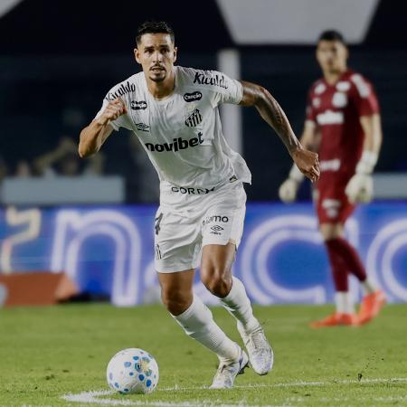 Lucas Verissimo durante partida contra o Remo na Vila Belmiro pela Copa Do Brasil