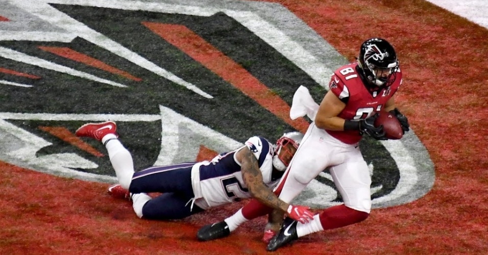 Austin Hooper recebe ótimo passe do quarterback Matt Ryan para anotar o segundo touchdown dos Falcons contra o Patriots