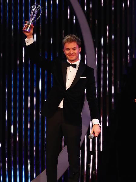 Nico Rosberg levanta o troféu Laureus de "revelação do ano" em 2017 - Matthew Lewis/Getty Images for Laureus