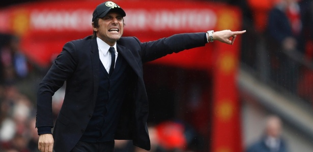 O técnico do Chelsea, Antonio Conte, na beira do campo do Old Trafford - Carl Recine/Reuters