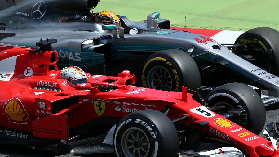 Lewis Hamilton, da Mercedes, tenta ultrapassar Sebastian Vettel, da Ferrari, no GP da Espanha - Albert Gea/Reuters