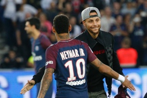 Curry e Neymar se encontram antes do jogo do PSG contra o Saint-Etienne - AFP PHOTO / GEOFFROY VAN DER HASSELT - AFP PHOTO / GEOFFROY VAN DER HASSELT