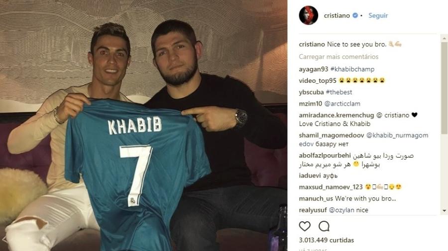 Cristiano Ronaldo deu camisas de presente a Khabib Nurmagomedov - Reprodução/Instagram