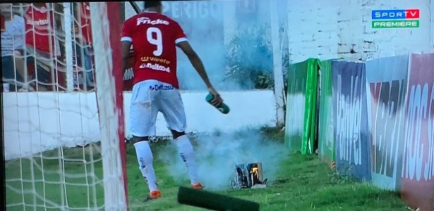 Marcão, ex-Figueirense e Bahia, apagou fogo à beira do gramado em São Luiz-RS x Inter - Reprodução