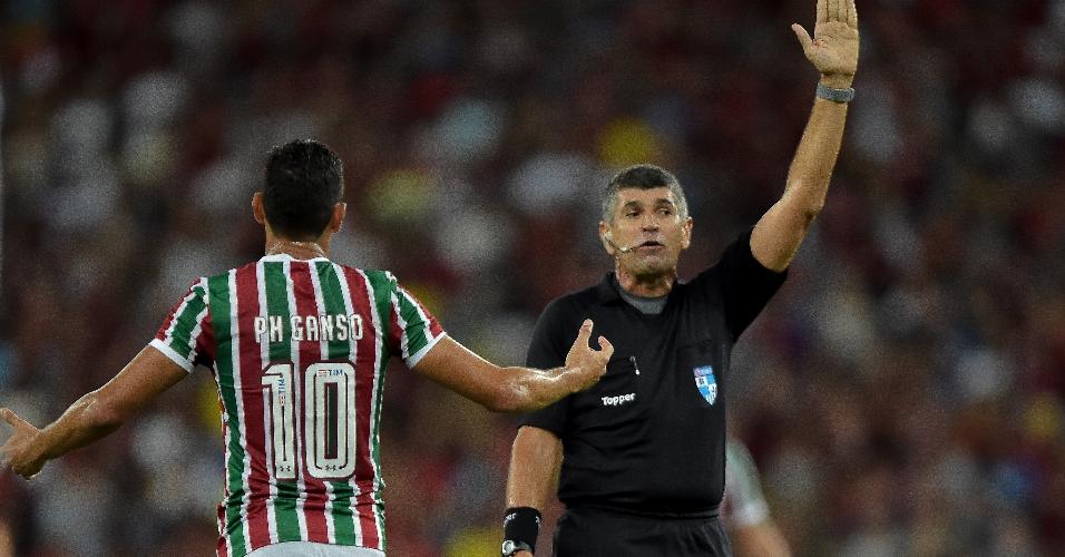 PH Ganso reclama com a arbitragem durante partida do Fluminense contra o Flamengo