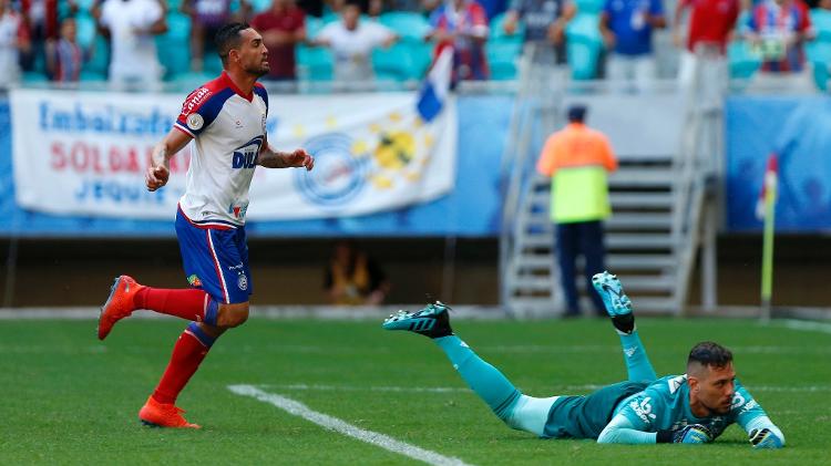 Gilberto comemora diante de goleiro Diego Alves ap&oacute;s marcar pelo Bahia sobre o Flamengo - Felipe Oliveira / EC Bahia