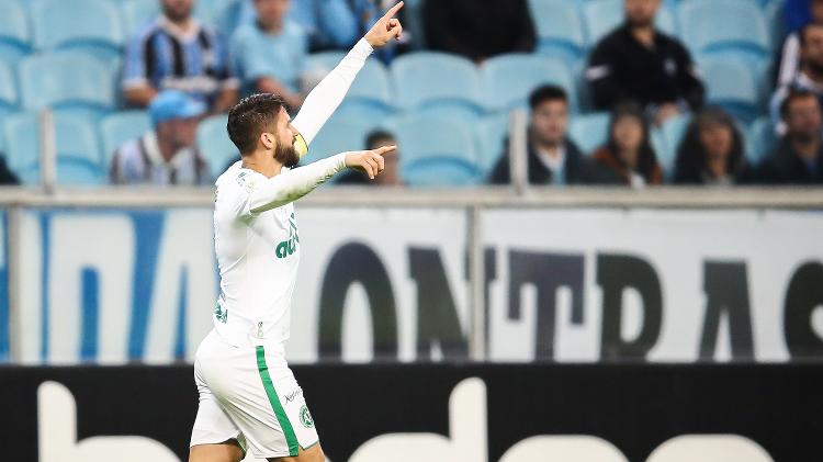 Everaldo, jogador do Chapecoense, comemora seu gol durante partida contra o Grêmio pelo Campeonato Brasileiro - Pedro H. Tesch/AGIF - Pedro H. Tesch/AGIF