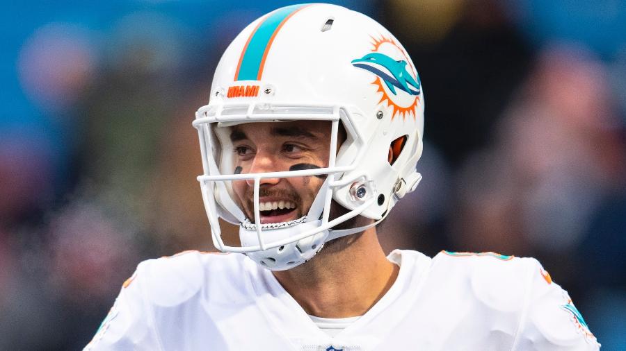 Então jogador do Miami Dolphins, Brock Osweiler sorri antes de jogo contra o Buffalo Bills em dezembro de 2018 - Brett Carlsen/Getty Images