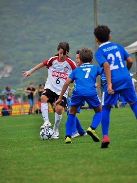 Menina que joga sozinho no campo de jogos