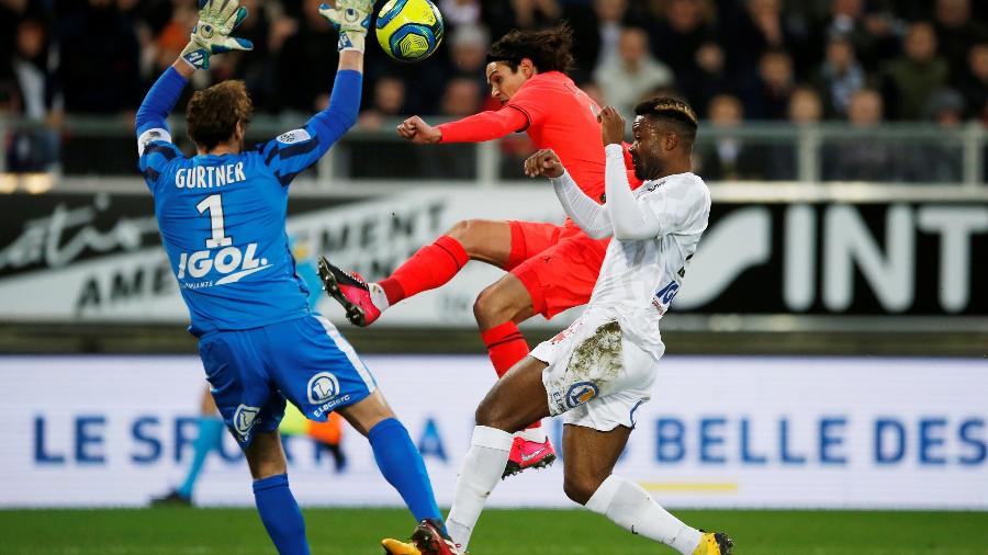 15.fev.2020 - Cavani, do PSG, tenta finalizar jogada contra o Amiens, no estádio Licorne, em Amiens - Pascal Rossignol/Reuters