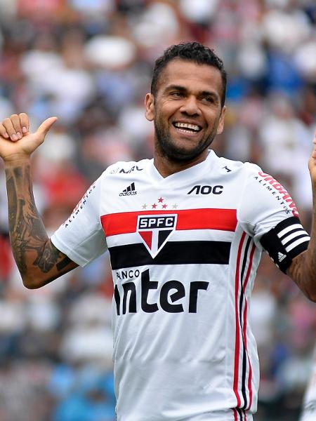 Daniel Alves comemora gol pelo São Paulo em partida contra o Oeste - Bruno Ulivieri/AGIF
