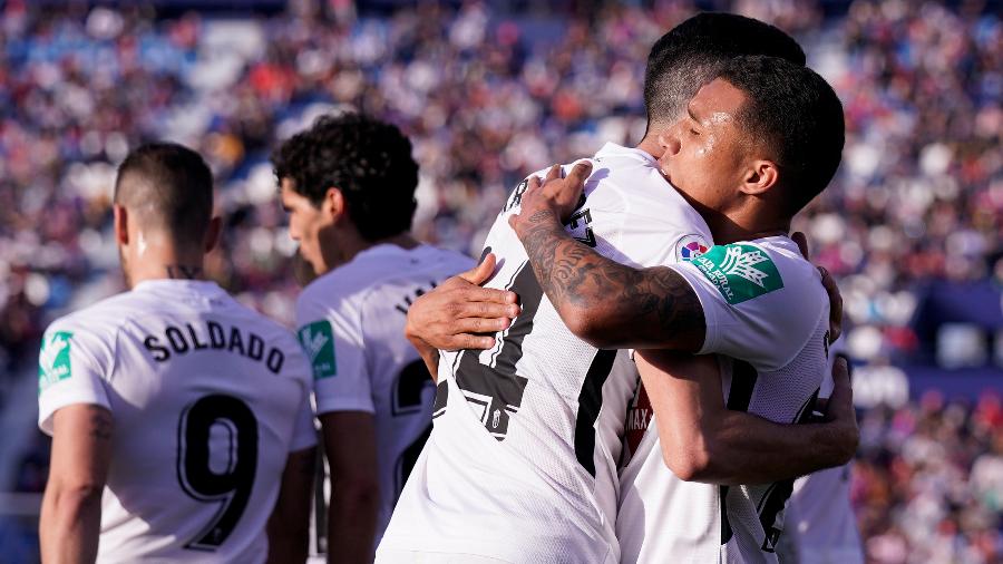 Jogadores do Granada se abraçam durante a partida contra o Levante - Soccrates Images/Getty Images