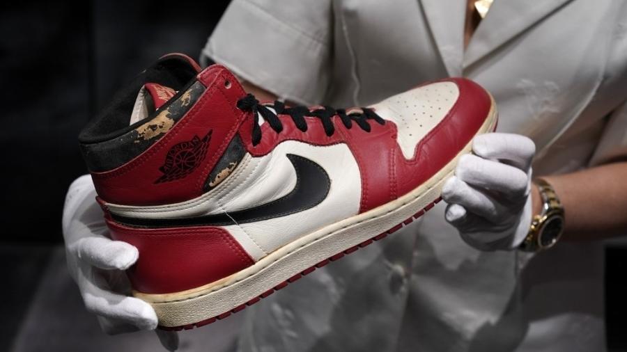 Nike Air Jordan 1, par usado pela estrela do basquete Michael Jordan, foi leiloado por 615.000 dólares em agosto de 2020 - Timothy A. Clary/AFP