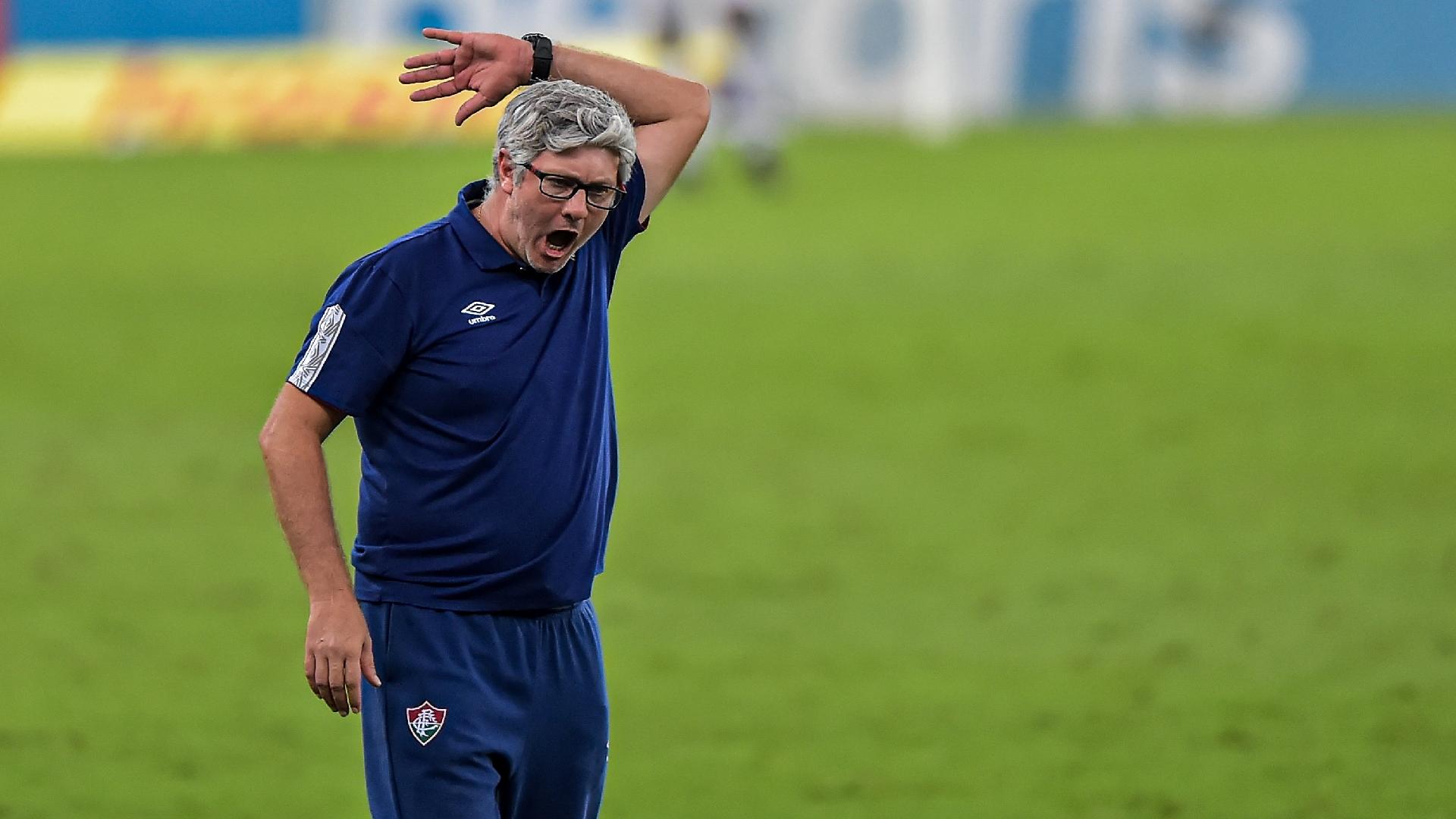 Odair Hellmann, técnico do Fluminense, reclama com a arbitragem na partida contra o Flamengo