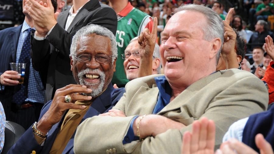 Tommy Heinsohn ao lado do também ex-jogador do Celtics, Bill Russell - Brian Babineau/NBA/Getty Images