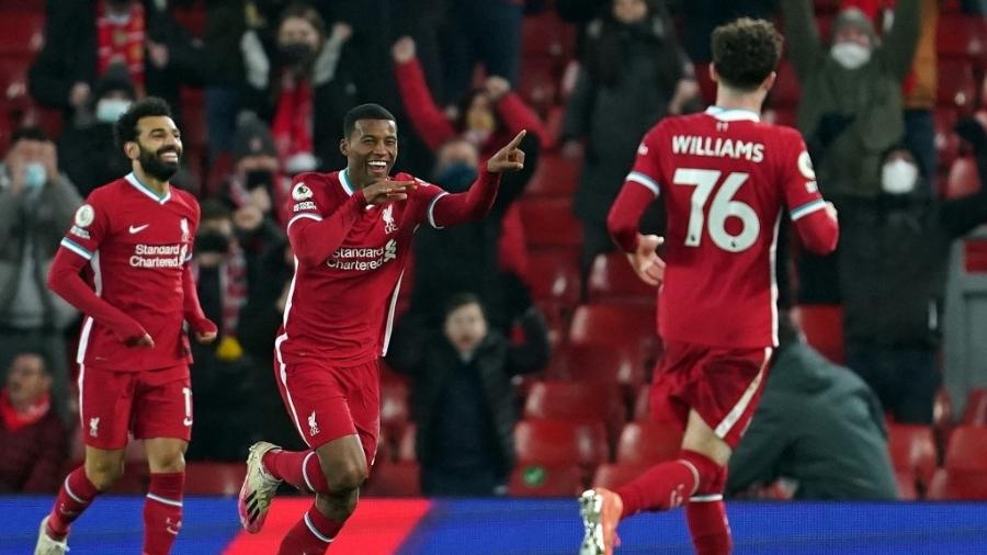 Mohamed Salah, Georginio Wijnaldum e Neco Williams comemoram gol do Liverpool diante do Wolverhampton em Anfield - Jon Super/AFP