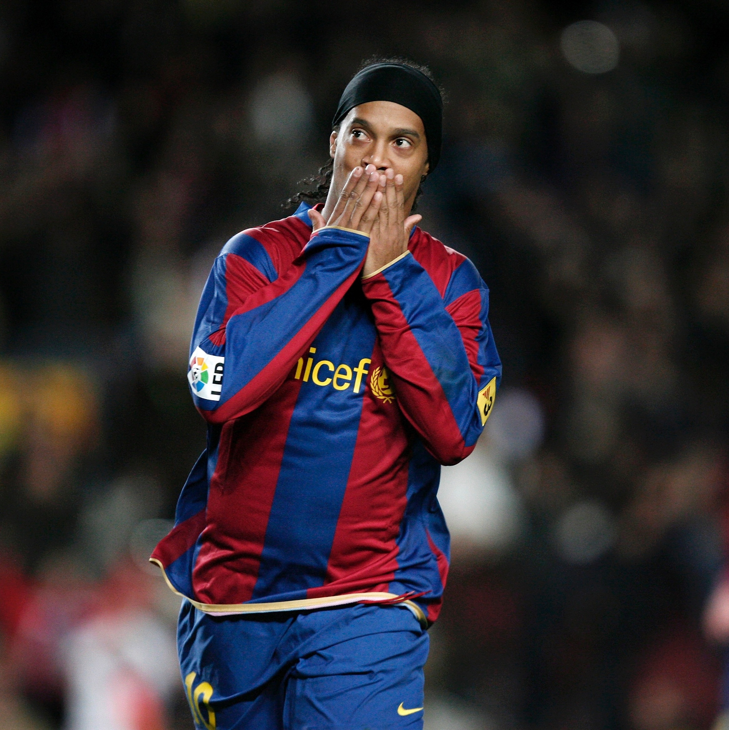 Ronaldinho Gaúcho, em atuação pelo Barcelona - Foto: Jasper Juinen/Getty Images