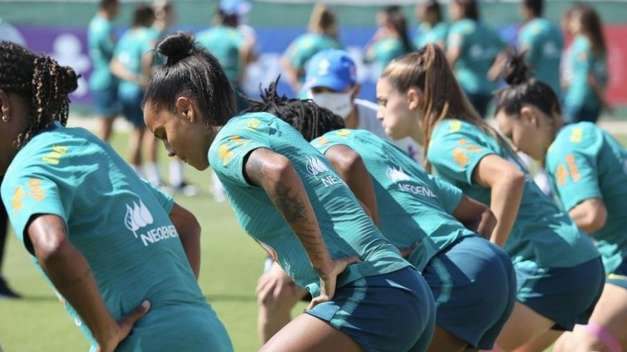 Jogadoras da seleção brasileira feminina foram divididas em dois grupos na atividade - Carolina Brito/CBF