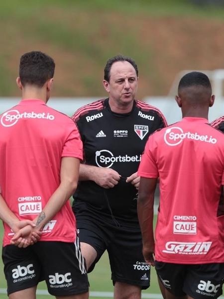 Rogério Ceni comanda treino do São Paulo na Bahia, após derrota no Brasileirão 2021 - Rubens Chiri/São Paulo FC