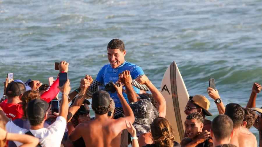 Surfista da casa, Arthur Máximo saiu do mar carregado pela torcida local - WSL
