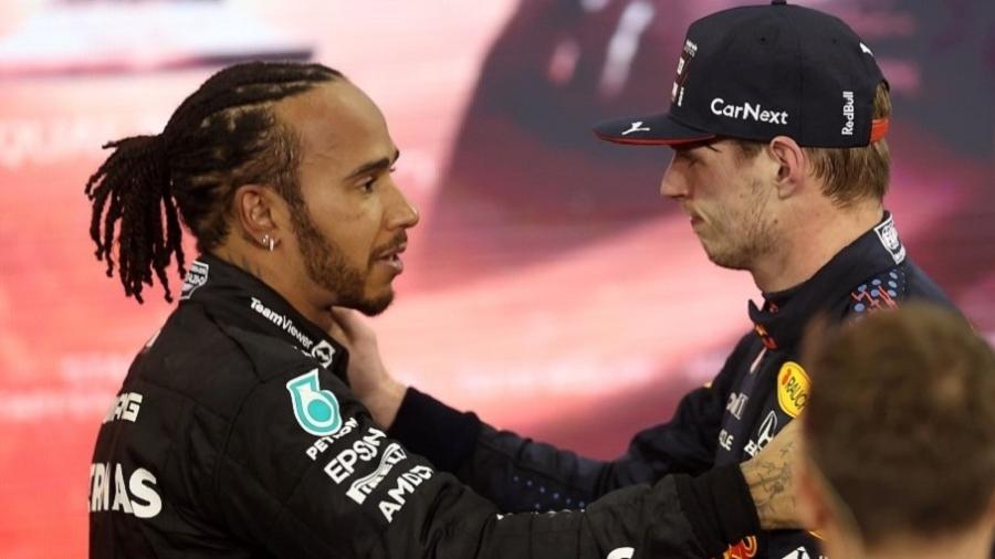 Lewis Hamilton e Max Verstappen se cumprimentam após o GP de Abu Dhabi, neste domingo - Fórmula 1