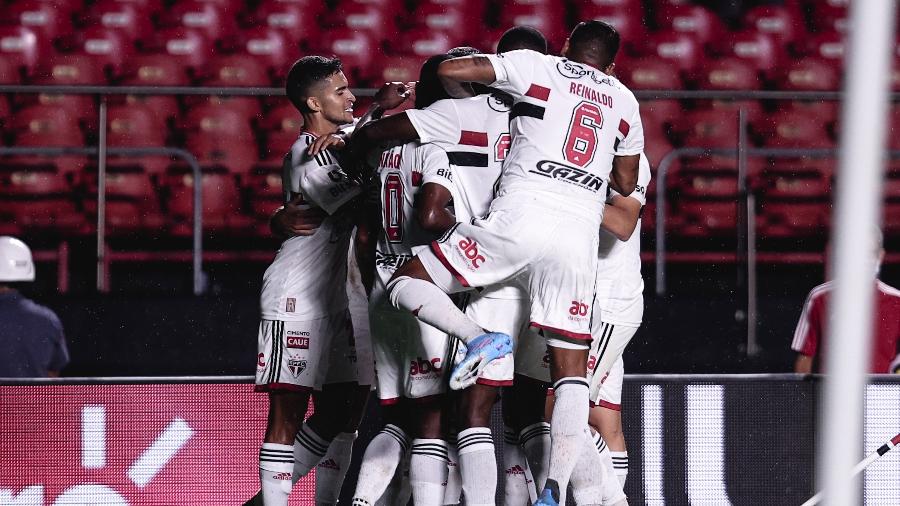 Jogadores do São Paulo celebram gol de Éder sobre o Manaus pela Copa do Brasil  - Ettore Chiereguini/AGIF