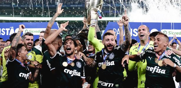 SP - Sao Paulo - 04/03/2022 - PAULISTA 2022 FINAL, PALMEIRAS X SAO PAULO -  Palmeiras players celebrate the title of champion during the award ceremony  after winning against Sao Paulo in