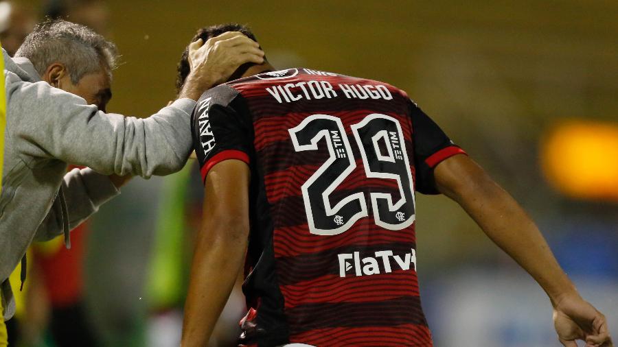 Paulo Sousa cumprimenta Victor Hugo após gol do jovem, na partida entre Flamengo e Altos-PI - Gilvan de Souza/CRF