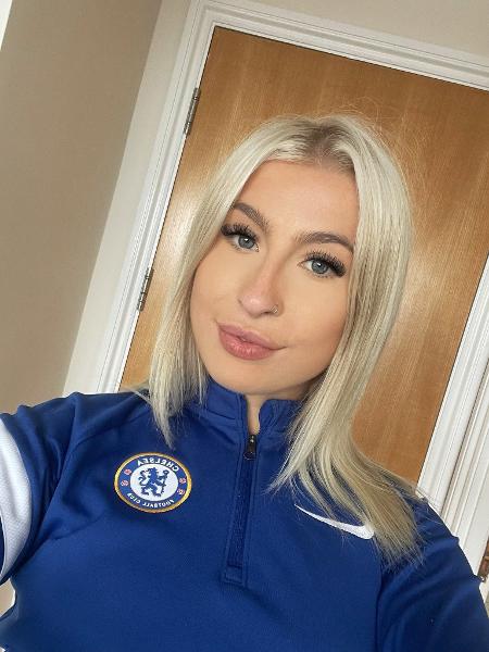 Astrid Wett é torcedora do Chelsea e costuma publicar conteúdos com uniformes do clube - Arquivo pessoal/Twitter