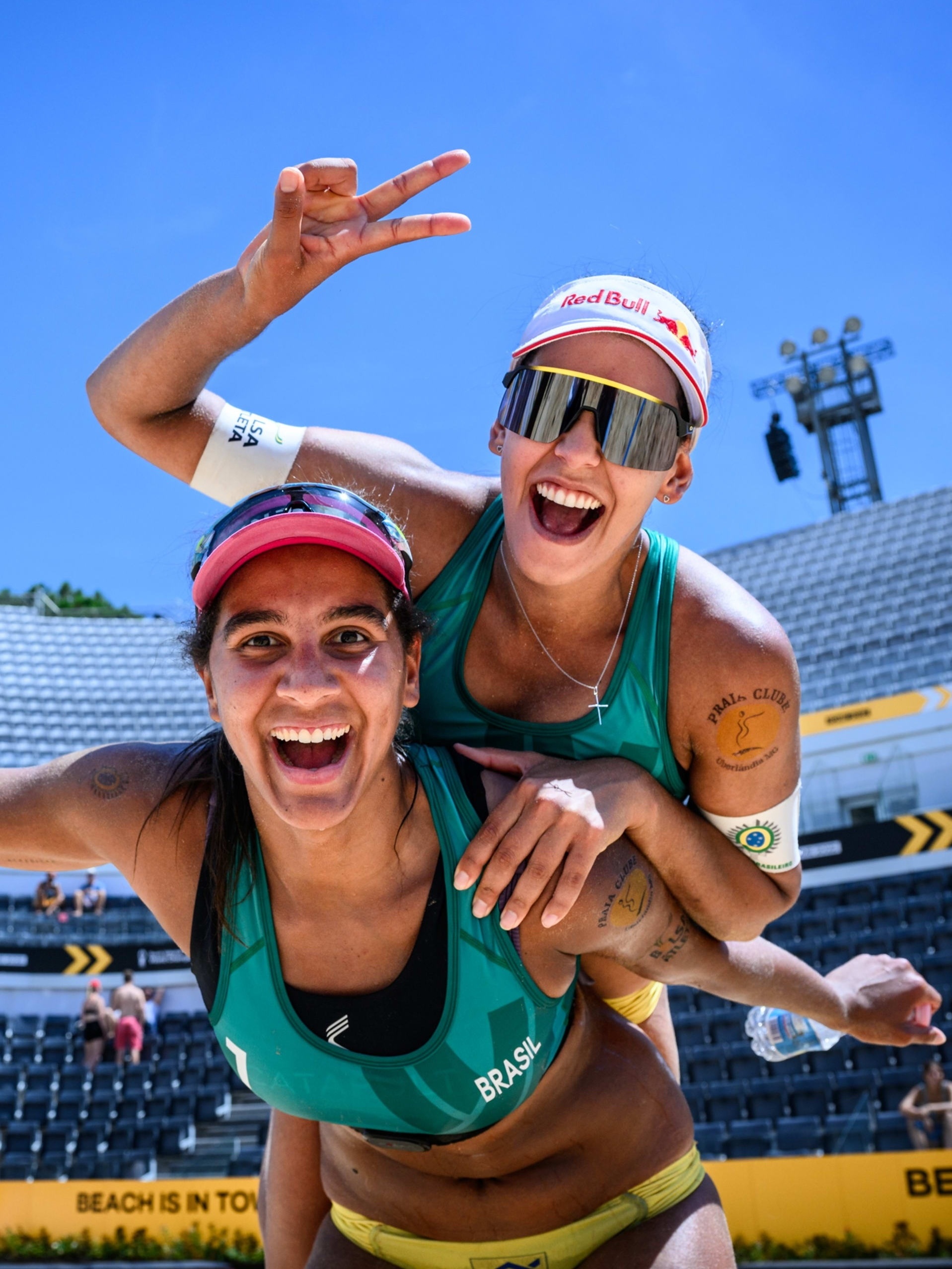 Dupla brasileira de vôlei de praia adia classificação olímpica e perde  final do campeonato mundial 