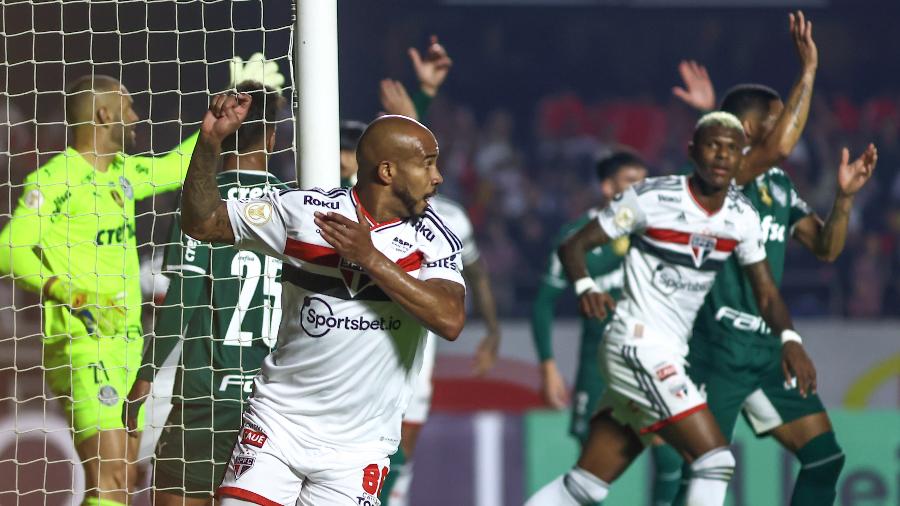 Patrick mostra onde a bola bateu, no primeiro gol do São Paulo diante do Palmeiras, pelo Brasileirão - Marcello Zambrana/AGIF