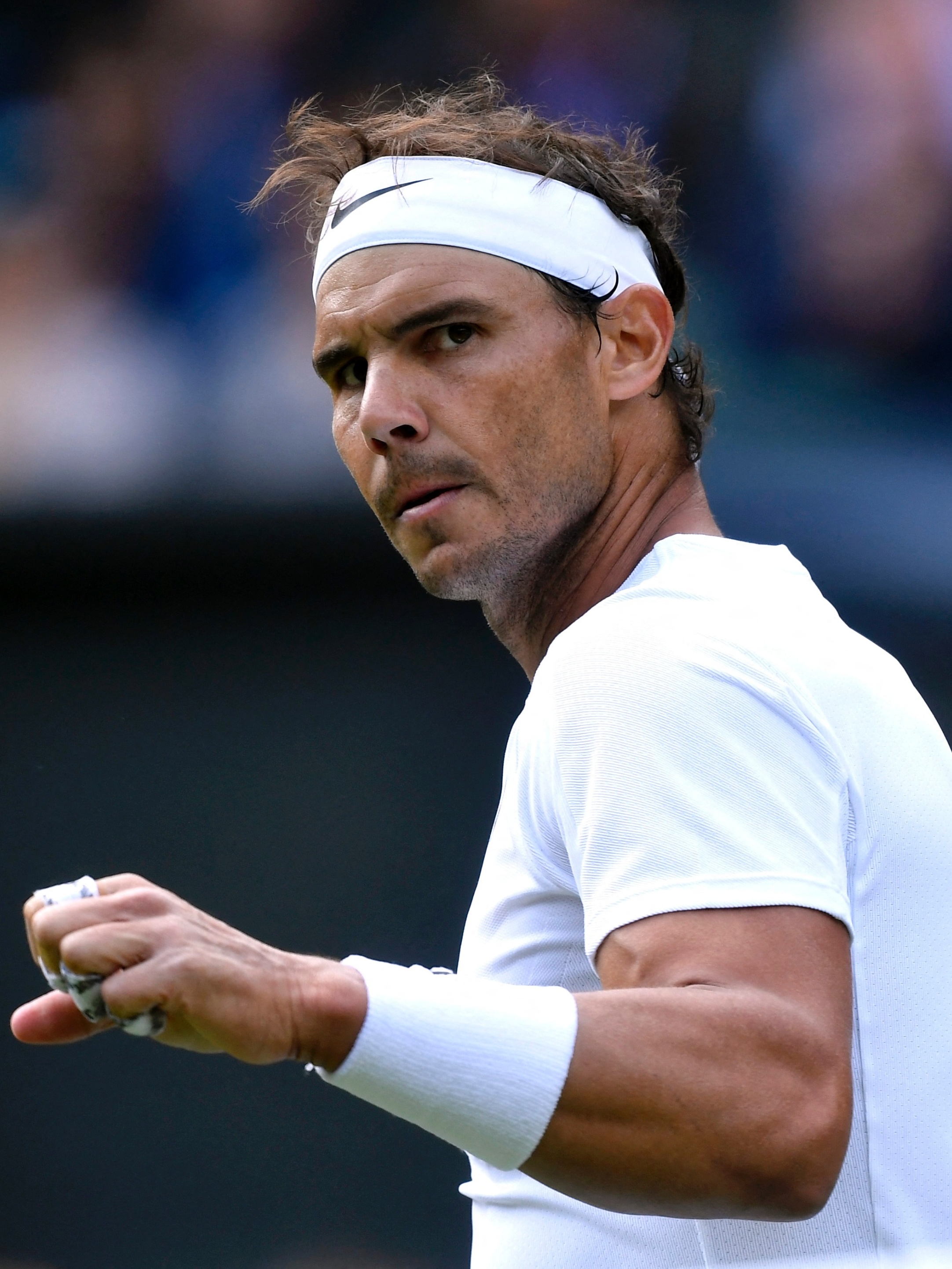 Nadal evita virada de azarão em Wimbledon e iguala marca de