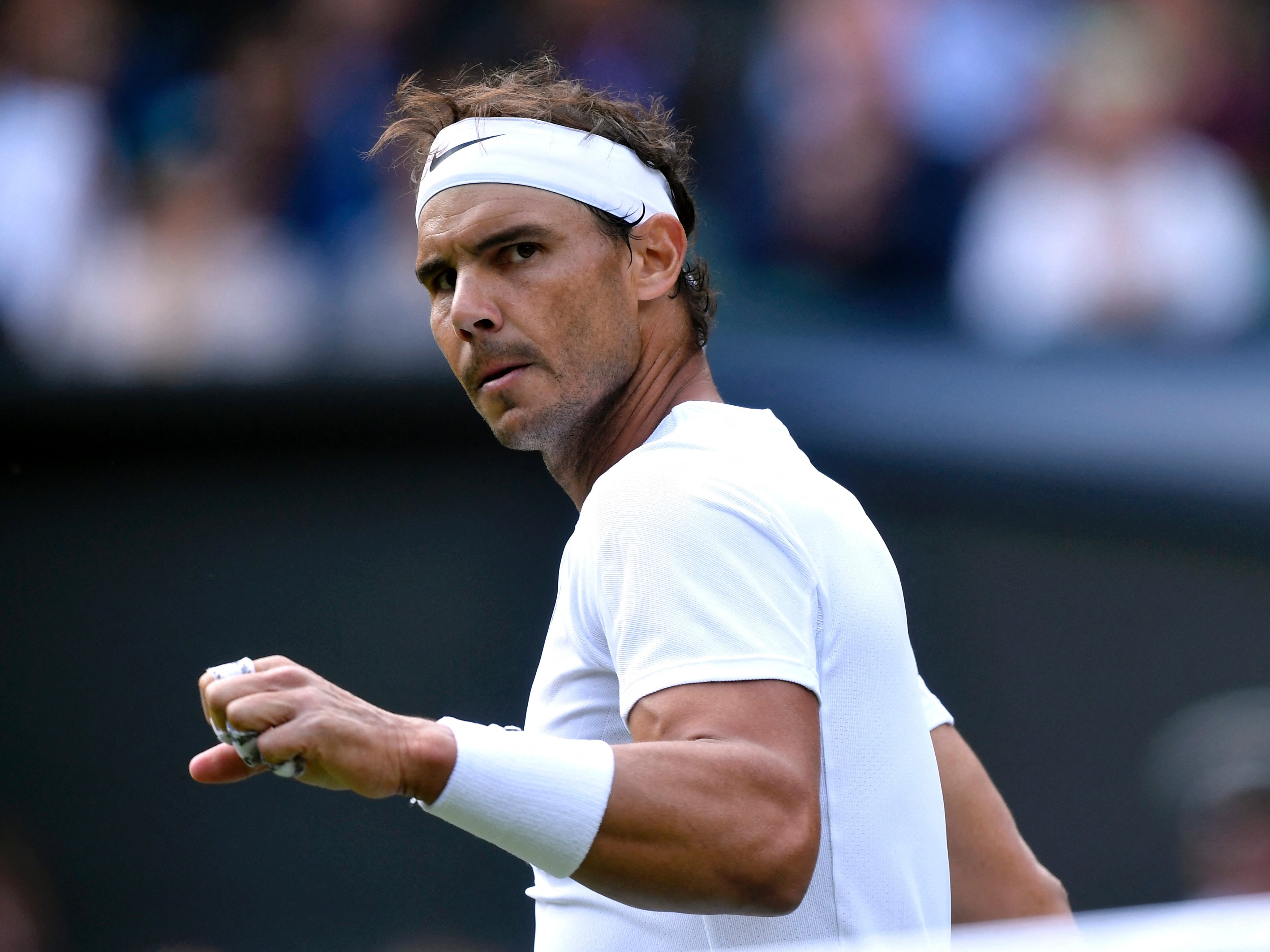 Nadal evita virada de azarão em Wimbledon e iguala marca de