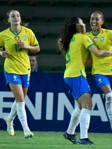 Jogadoras do Brasil celebram gol sobre a Argentina na Copa América - Photo by Gabriel Aponte/Getty Images