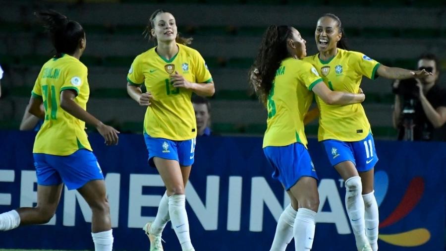 Jogadores do Brasil celebram gol de Adriana sobre a Argentina na Copa América - Photo by Gabriel Aponte/Getty Images