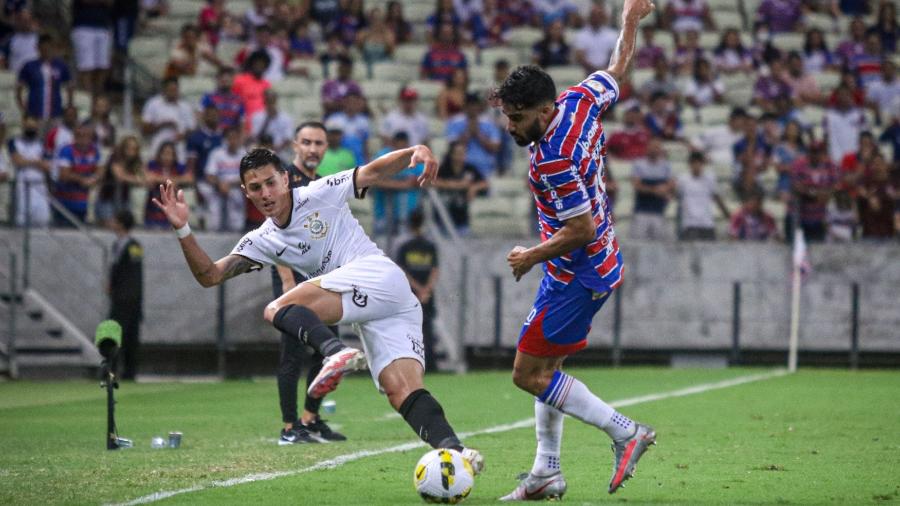 Mateus Vital e Britez brigam pela bola em Fortaleza x Corinthians, partida do Campeonato Brasileiro realizada no Castelão - Lucas Emanuel/AGIF